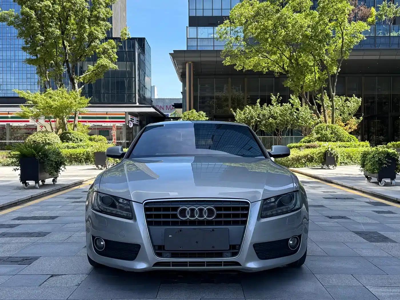 2010 Audi A5 Imported Model 2.0TFSI Coupe — миниатюра 2
