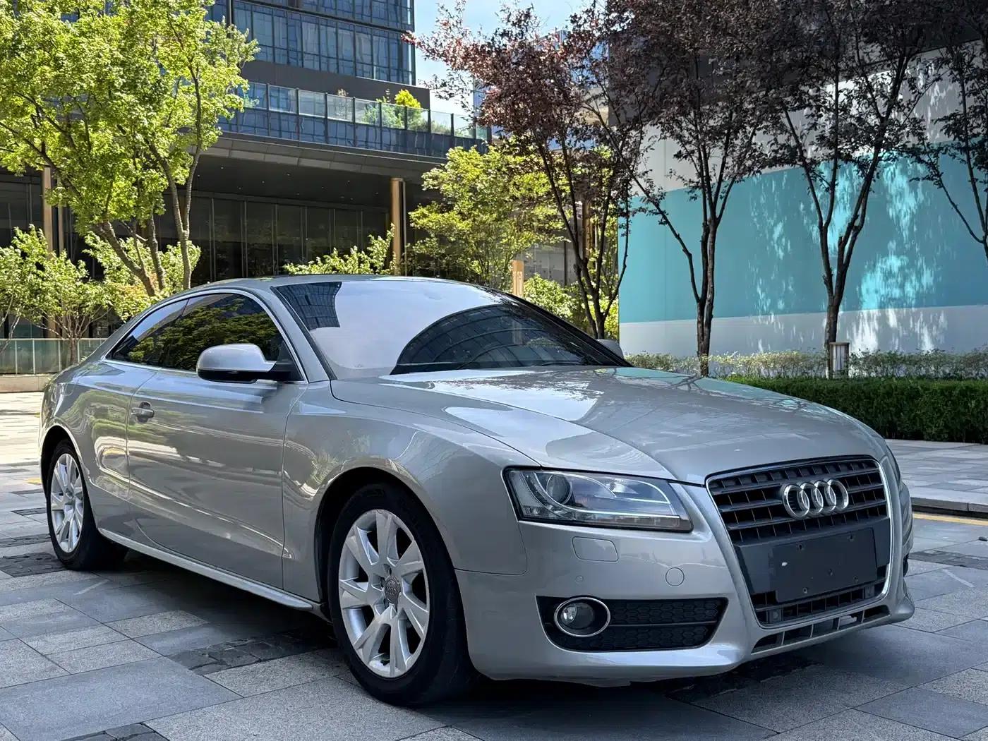 2010 Audi A5 Imported Model 2.0TFSI Coupe — миниатюра 3