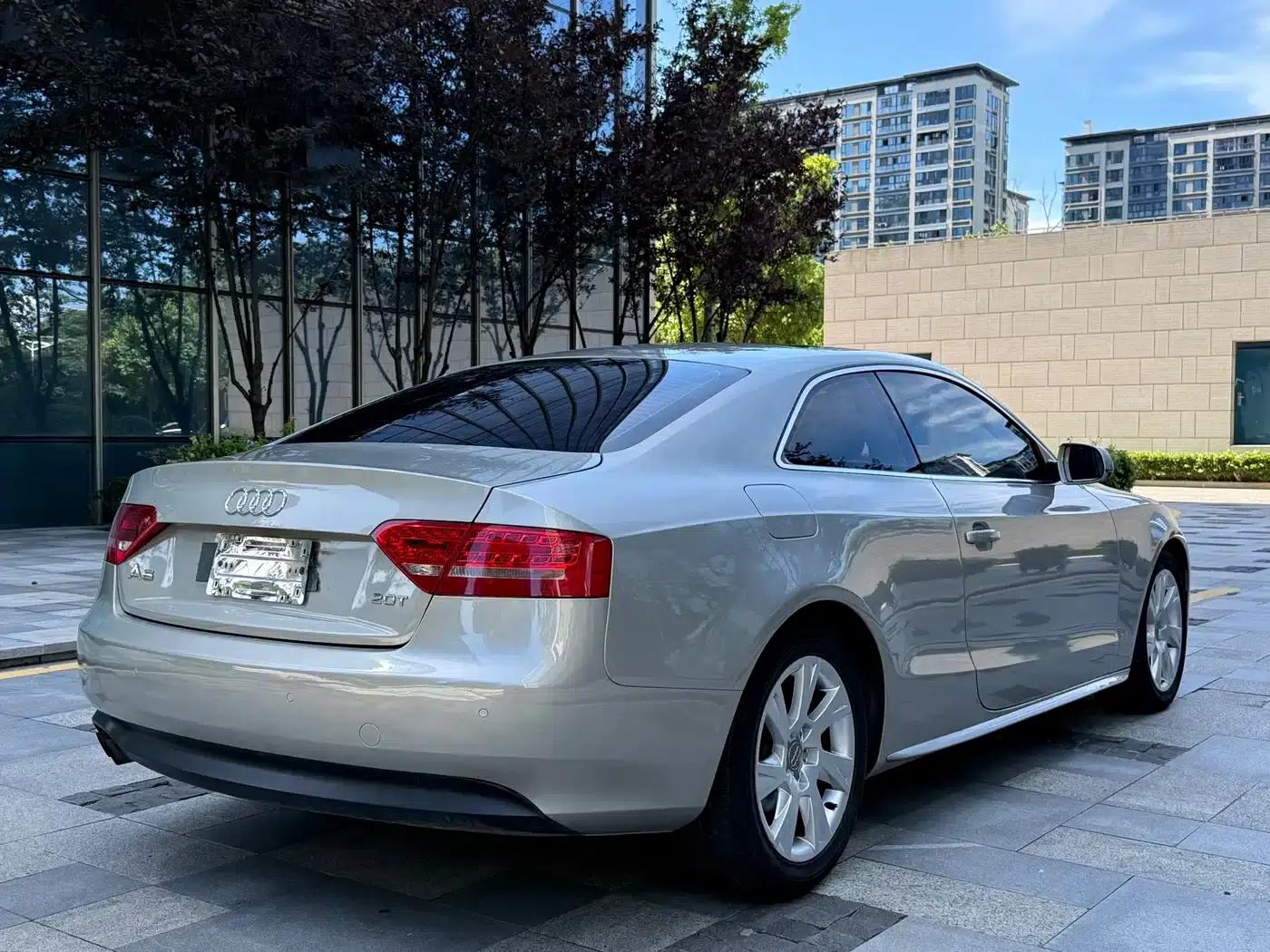 2010 Audi A5 Imported Model 2.0TFSI Coupe — миниатюра 4