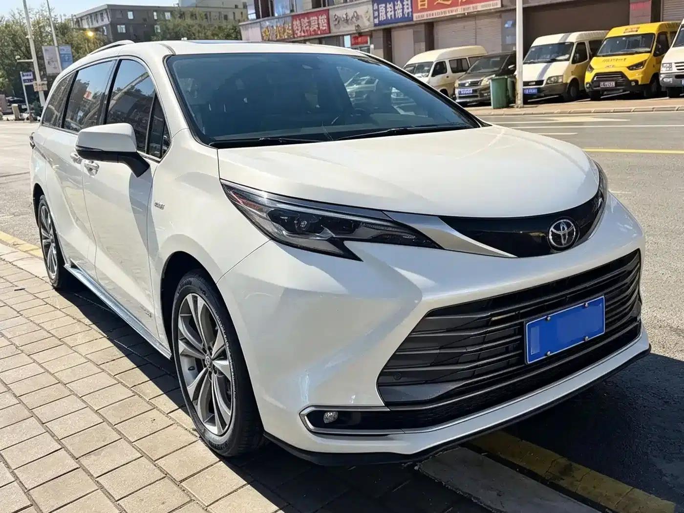 2023 Sienna 2.5L Hybrid Premium Edition — миниатюра 2