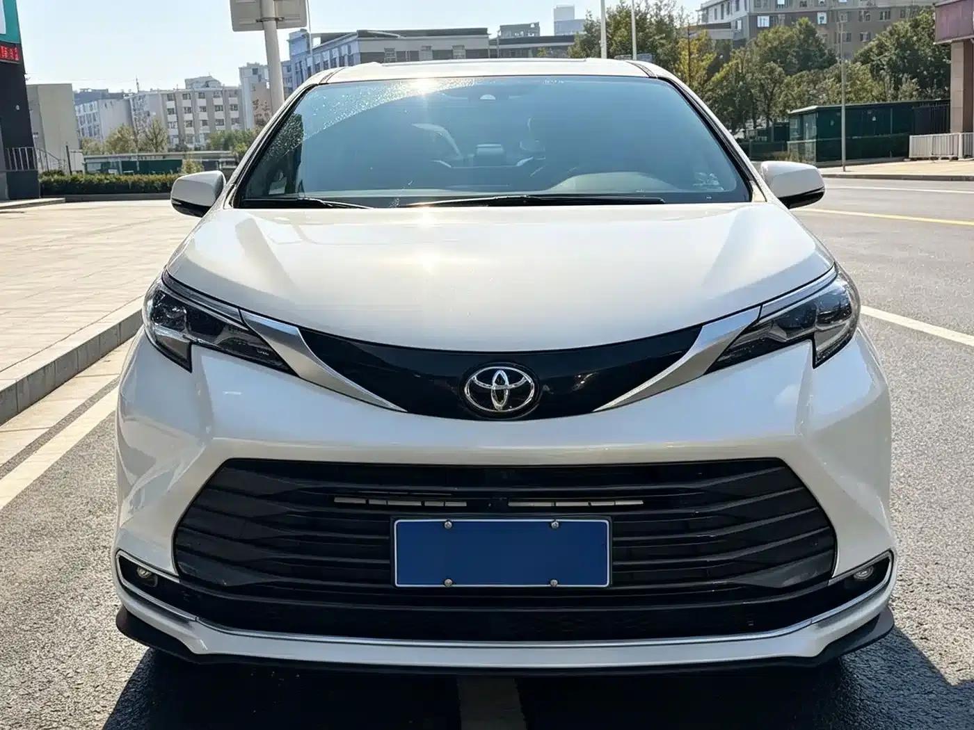 2023 Sienna 2.5L Hybrid Premium Edition — миниатюра 3