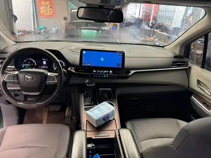 2023 Sienna 2.5L Hybrid Luxury Edition — миниатюра 4