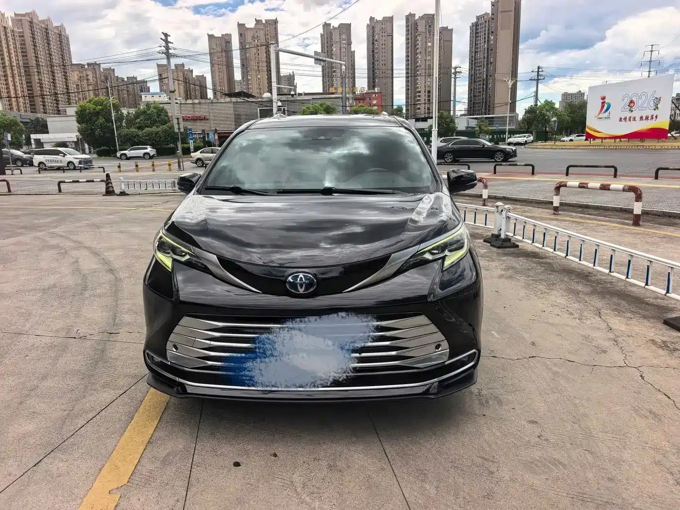2021 Sienna 2.5L Hybrid Platinum Edition — миниатюра 2