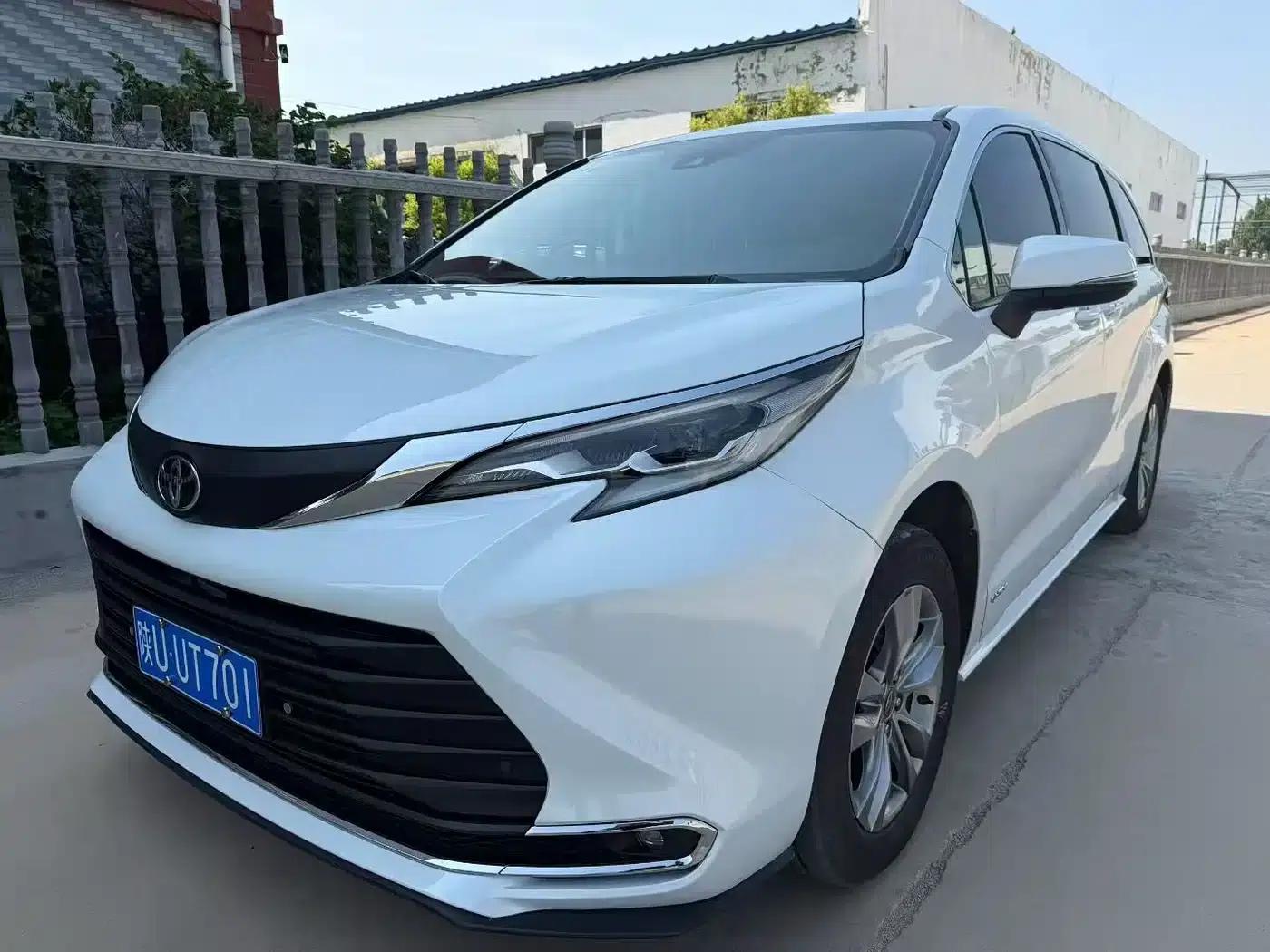 2024 Sienna 2.5L Hybrid Comfort Edition — миниатюра 1