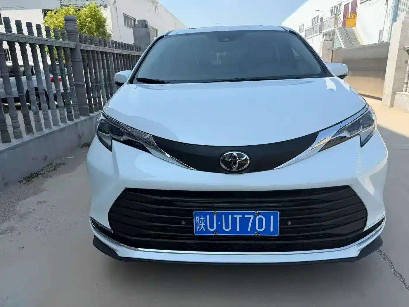 2024 Sienna 2.5L Hybrid Comfort Edition — миниатюра 2