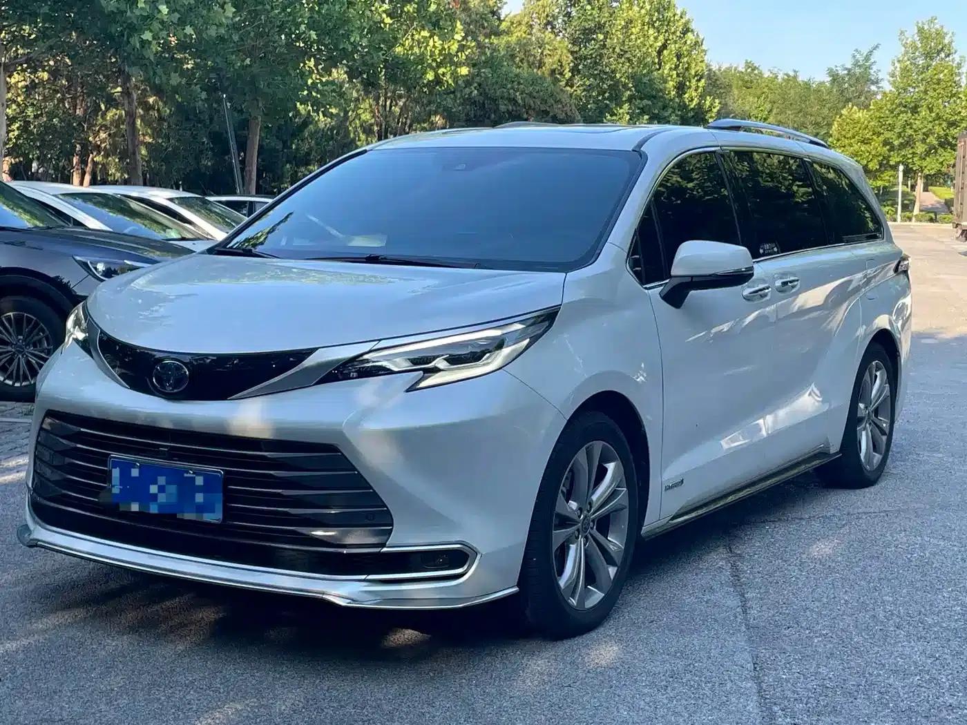 2023 Sienna 2.5L Hybrid Premium Edition — миниатюра 1