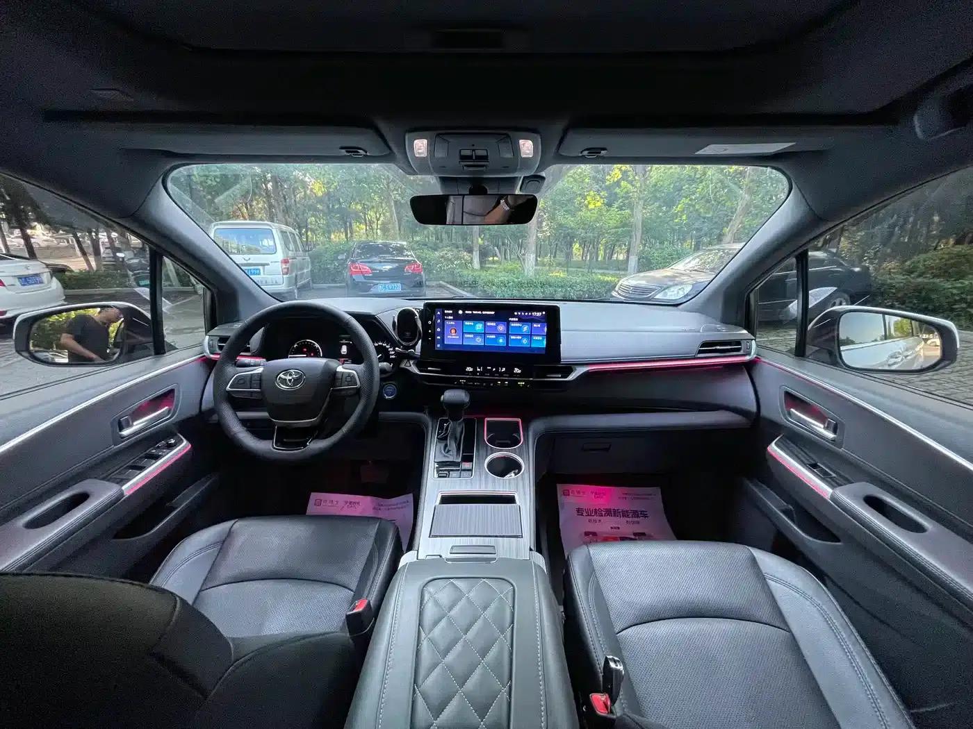 2023 Sienna 2.5L Hybrid Premium Edition — миниатюра 12