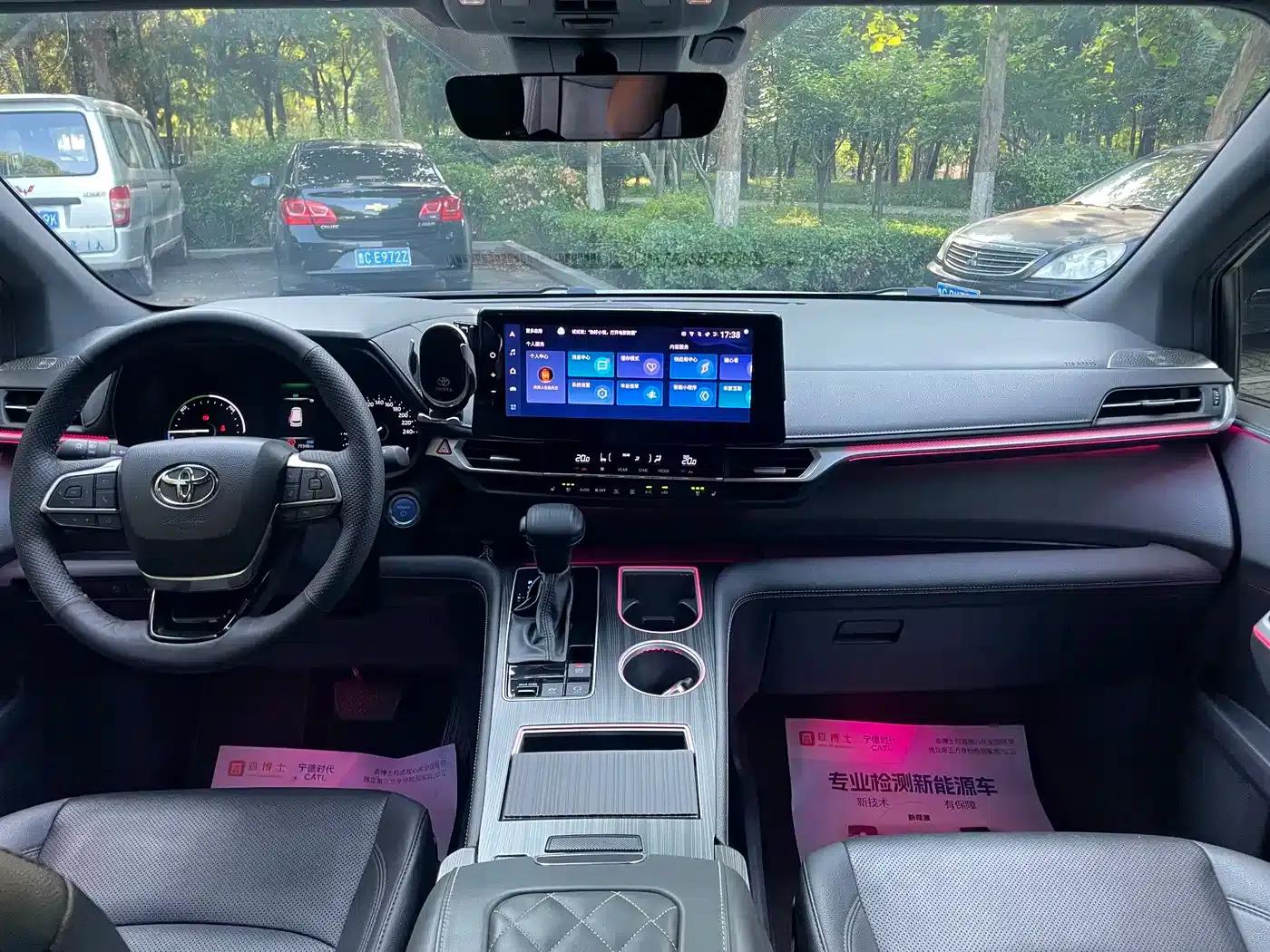 2023 Sienna 2.5L Hybrid Premium Edition — миниатюра 13