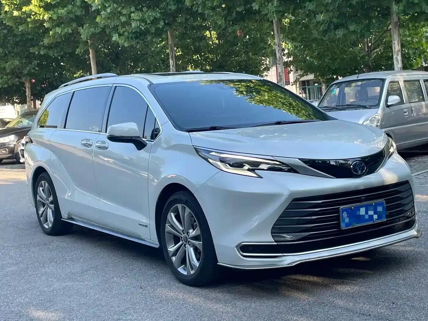 2023 Sienna 2.5L Hybrid Premium Edition — миниатюра 3