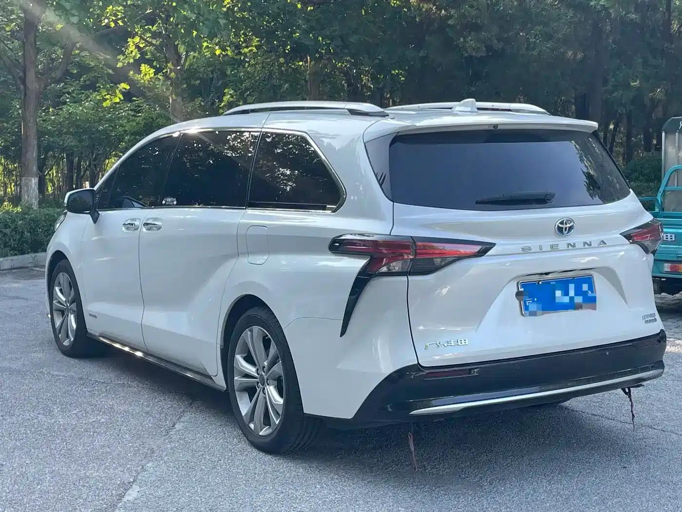 2023 Sienna 2.5L Hybrid Premium Edition — миниатюра 4