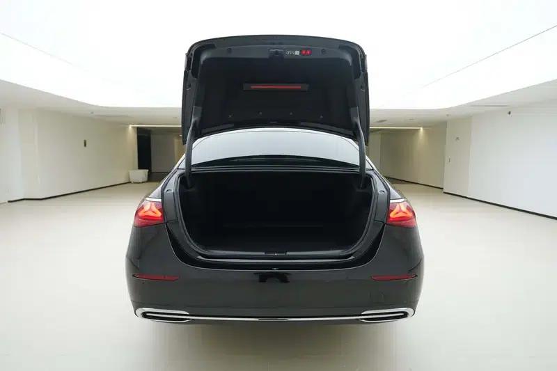 Mercedes-Benz E-Class 2024 Facelift E 300 L Fashion Sedan — миниатюра 21