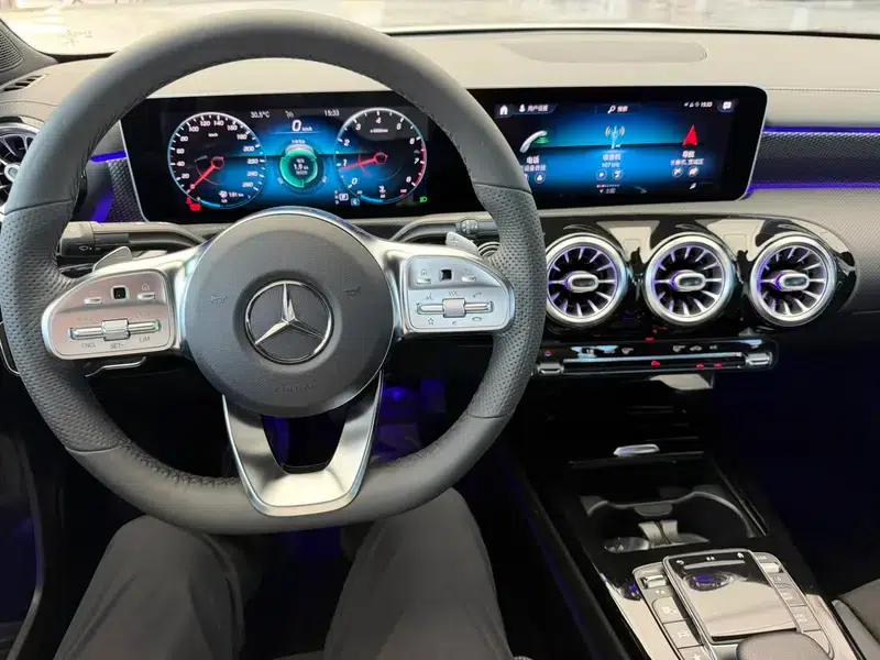 Mercedes-Benz A-Class 2020 Facelift A 200 L Sport Sedan Fashion Model — миниатюра 13