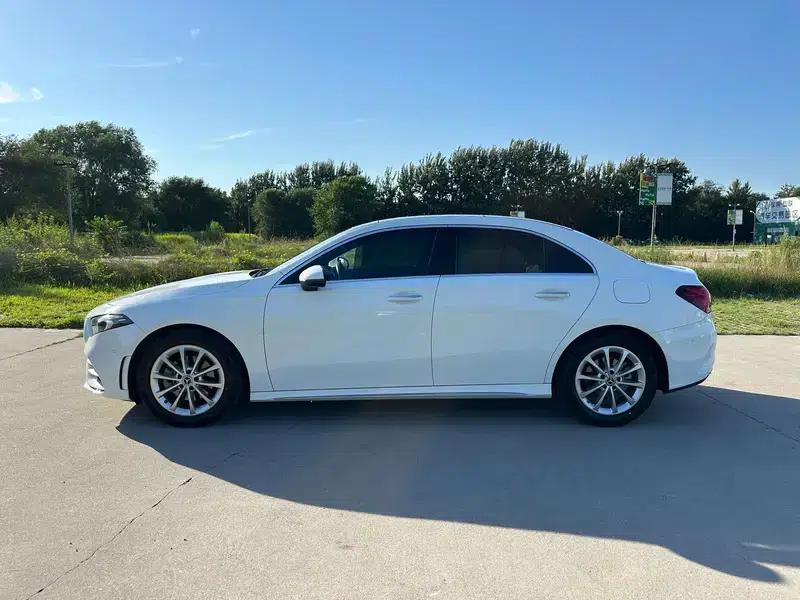 Mercedes-Benz A-Class 2022 Facelift A 200 L Sport Sedan Fashion Edition — миниатюра 4