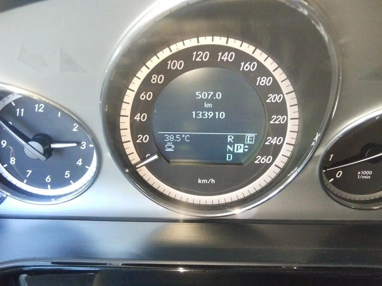 Mercedes-Benz E-Class 2011 E 300 L Fashion Prestige Model — миниатюра 12
