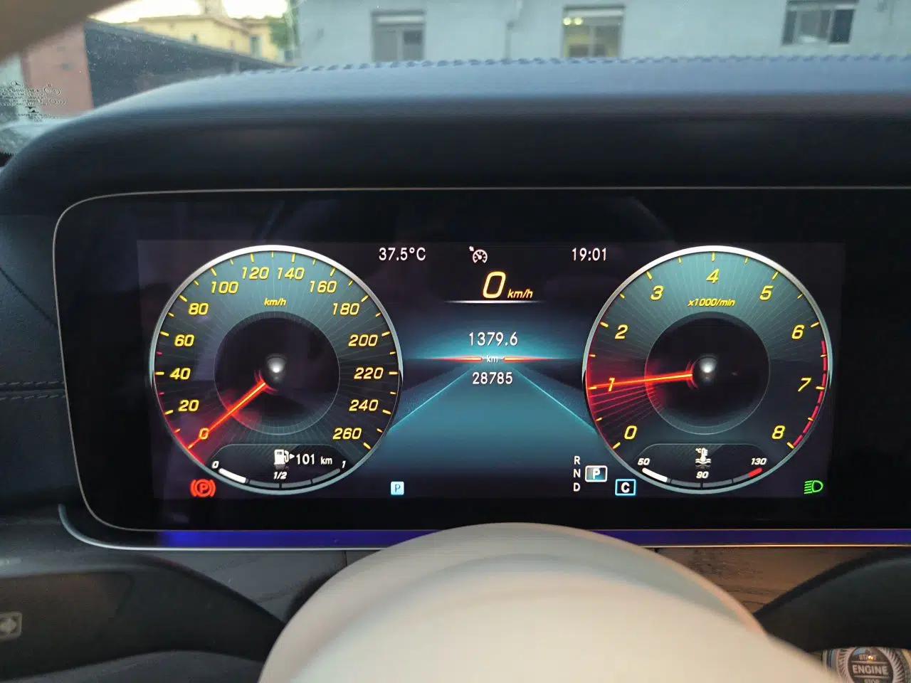 Mercedes-Benz E-Class 2022 Second Facelift E 300 L Sporty and Stylish Edition — миниатюра 11