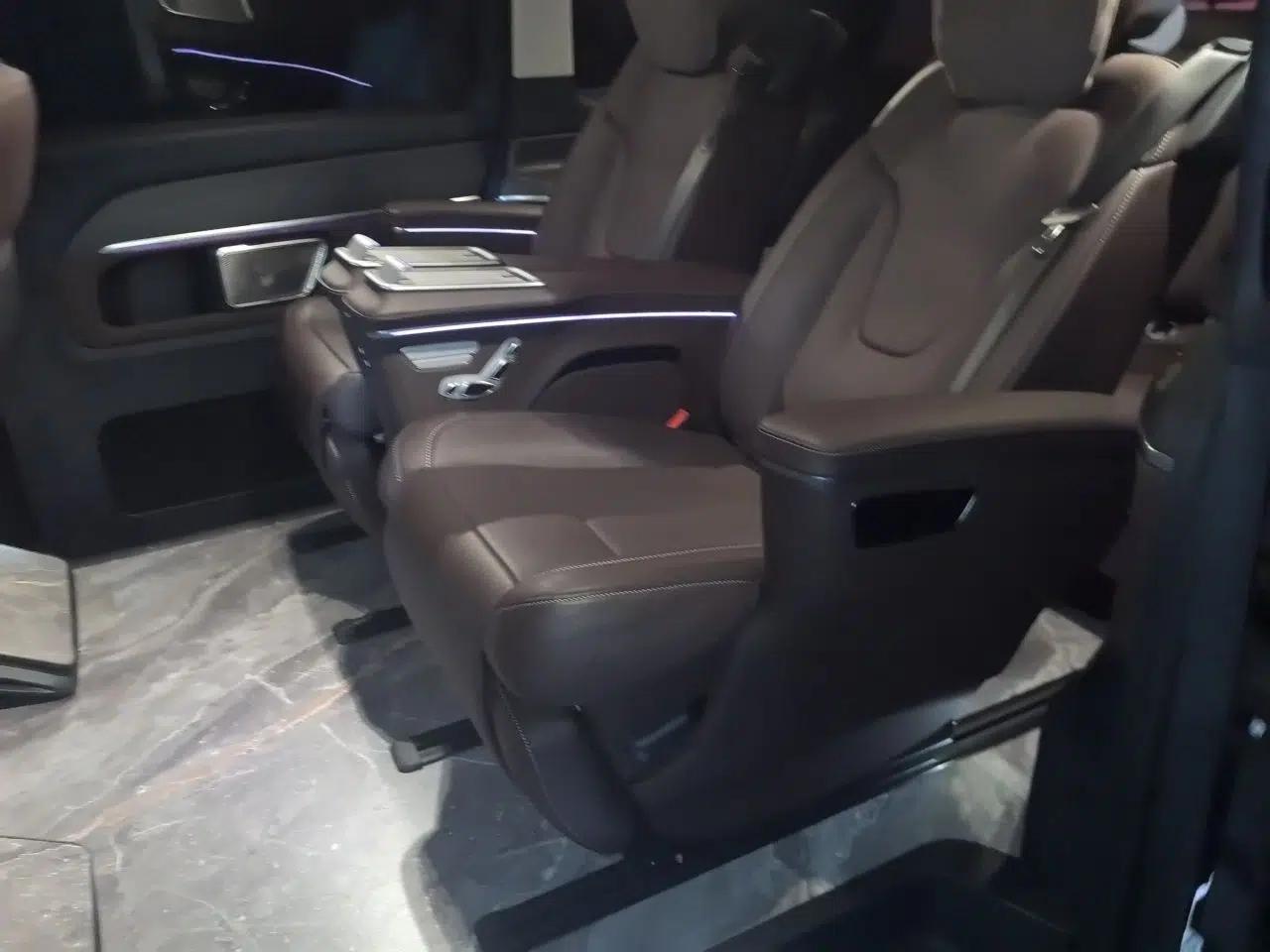 Mercedes-Benz V-Class 2024 V 300 L Long Wheelbase Luxury Edition — миниатюра 17