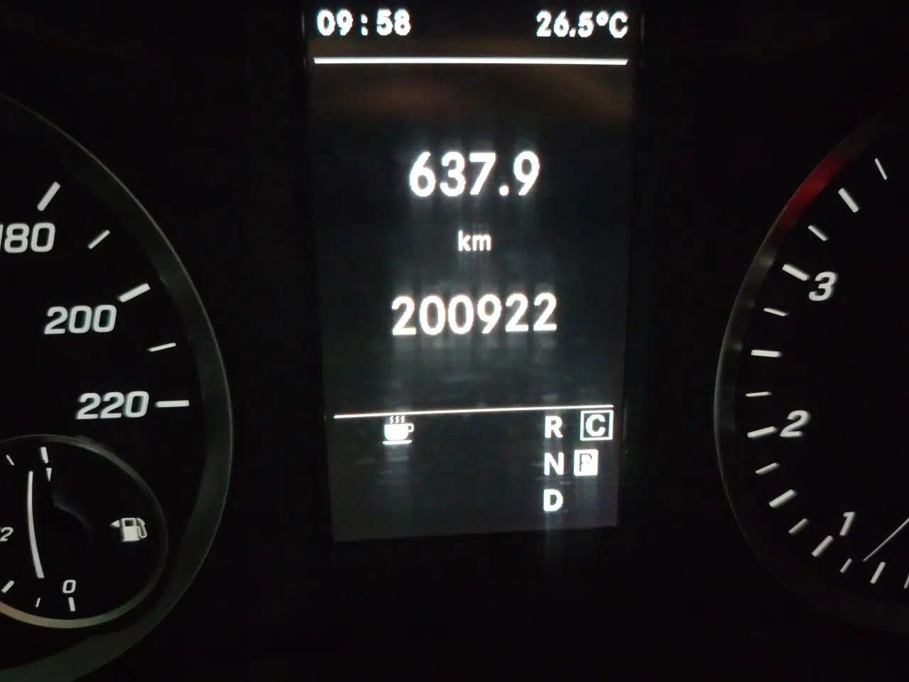 Mercedes-Benz V-Class Mercedes-Benz V-Class business-class conversion, 2021 model, 2.0T automatic, 7 seats. — миниатюра 12