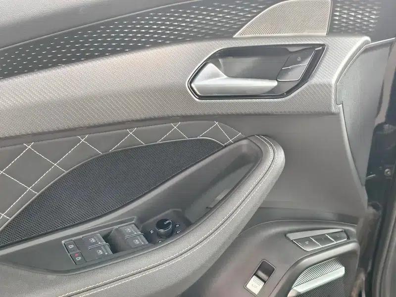 Audi Q6 2024 45TFSI quattro Black Knight Edition Flying Rider Package 6 Seats — миниатюра 15