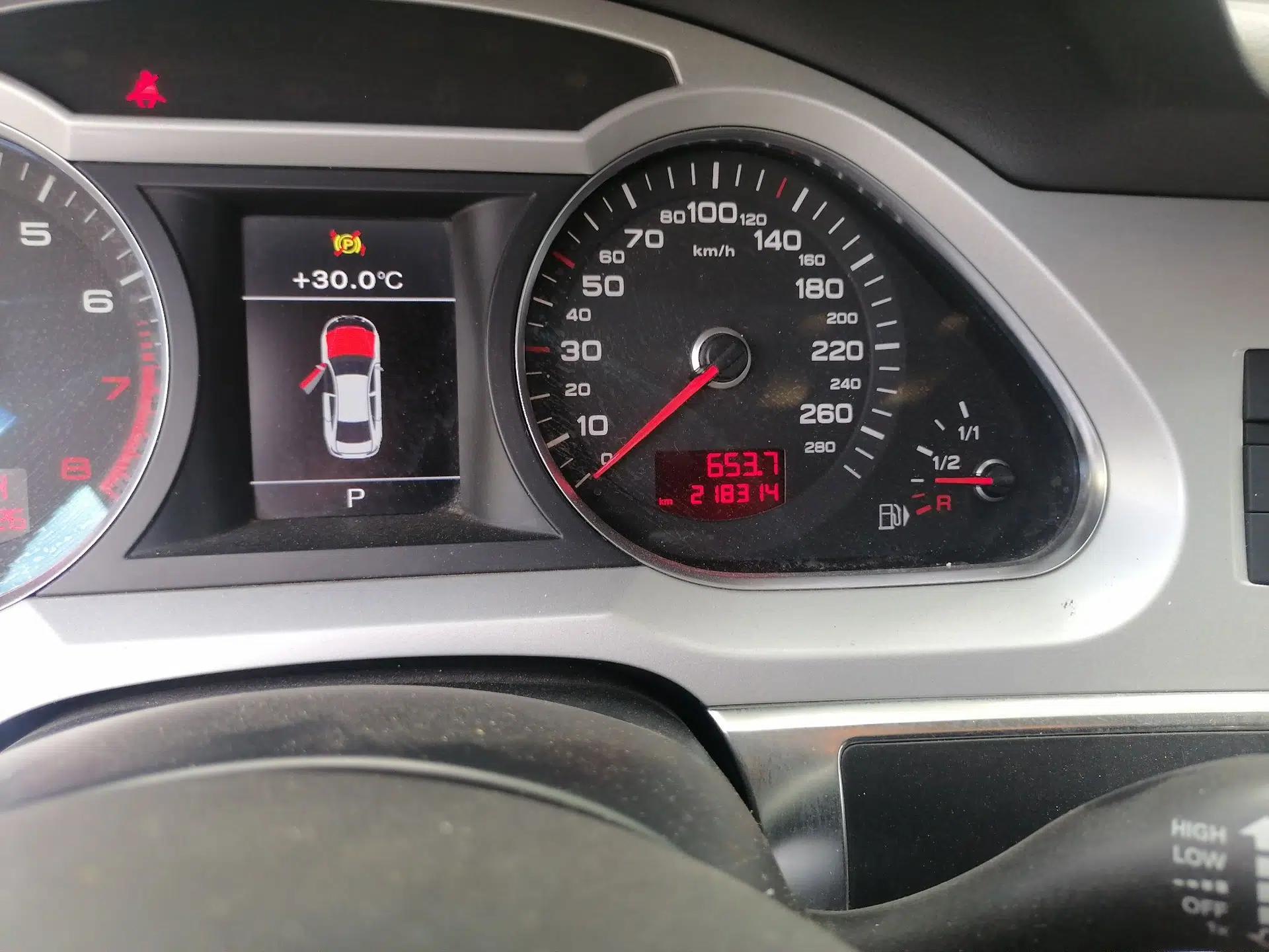 Audi A6L 2011 2.0 TFSI Automatic Standard Edition — миниатюра 12