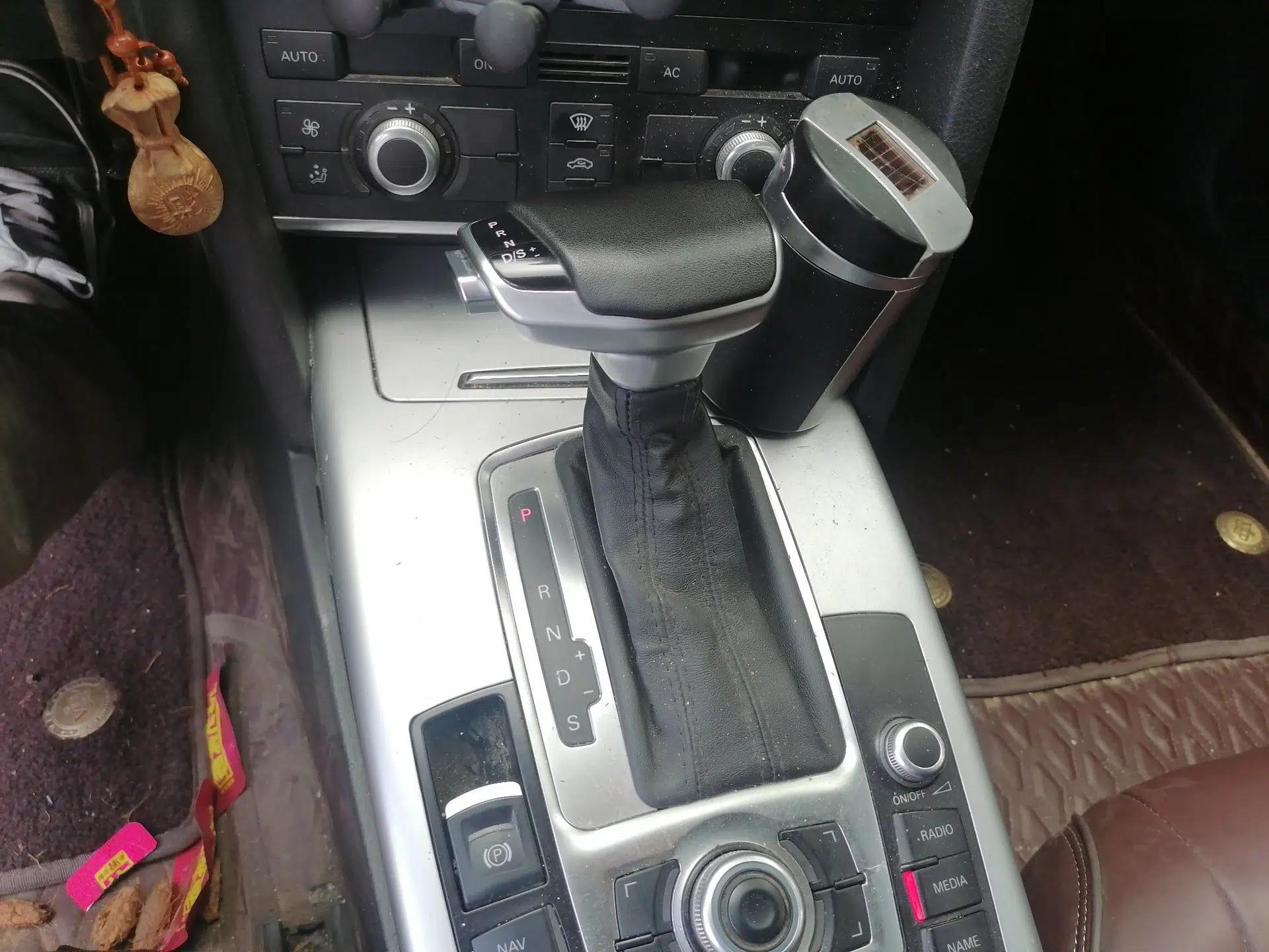 Audi A6L 2011 2.0 TFSI Automatic Standard Edition — миниатюра 14