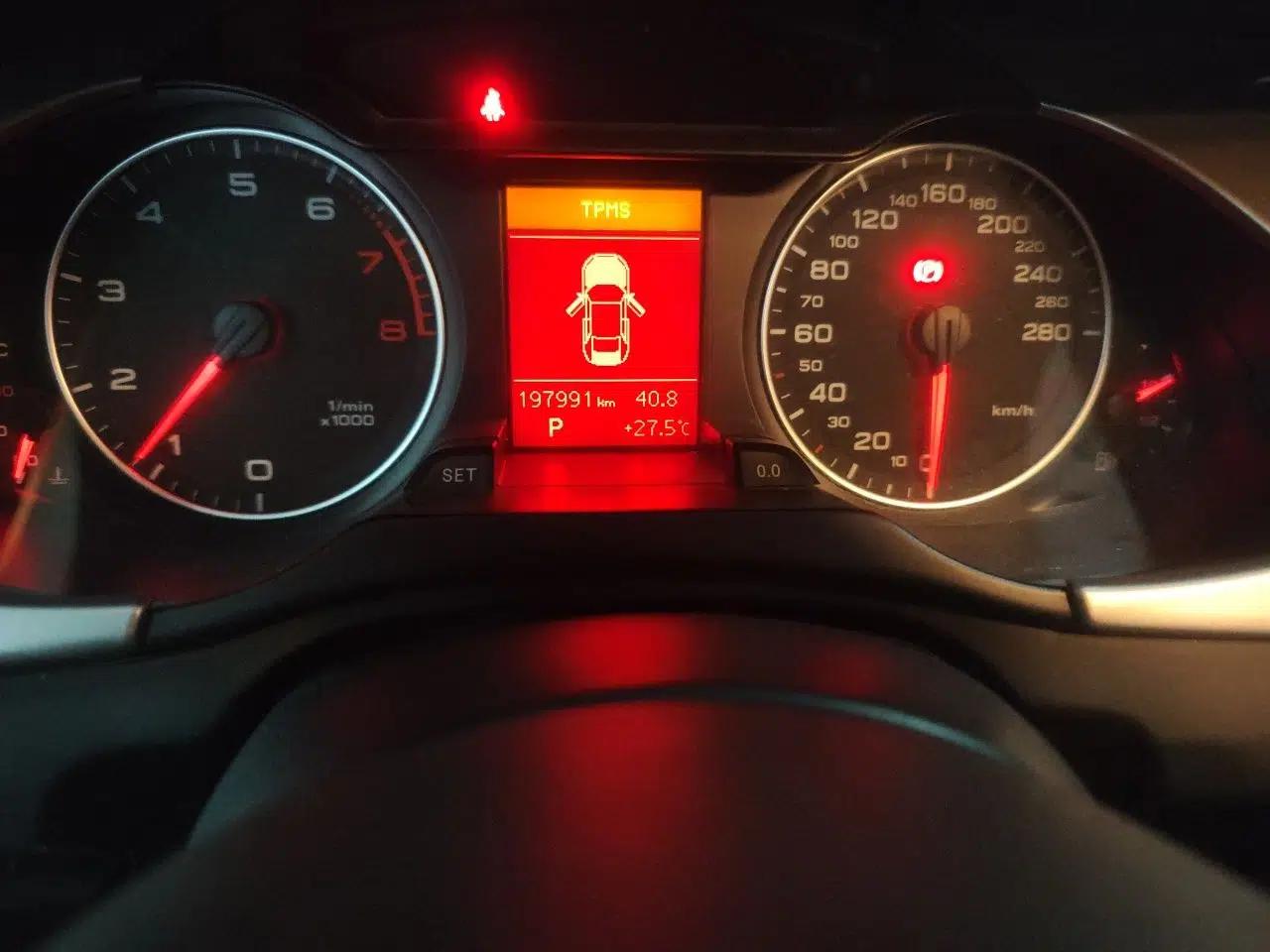 Audi A4L 2011 2.0 TFSI Comfort Model — миниатюра 12