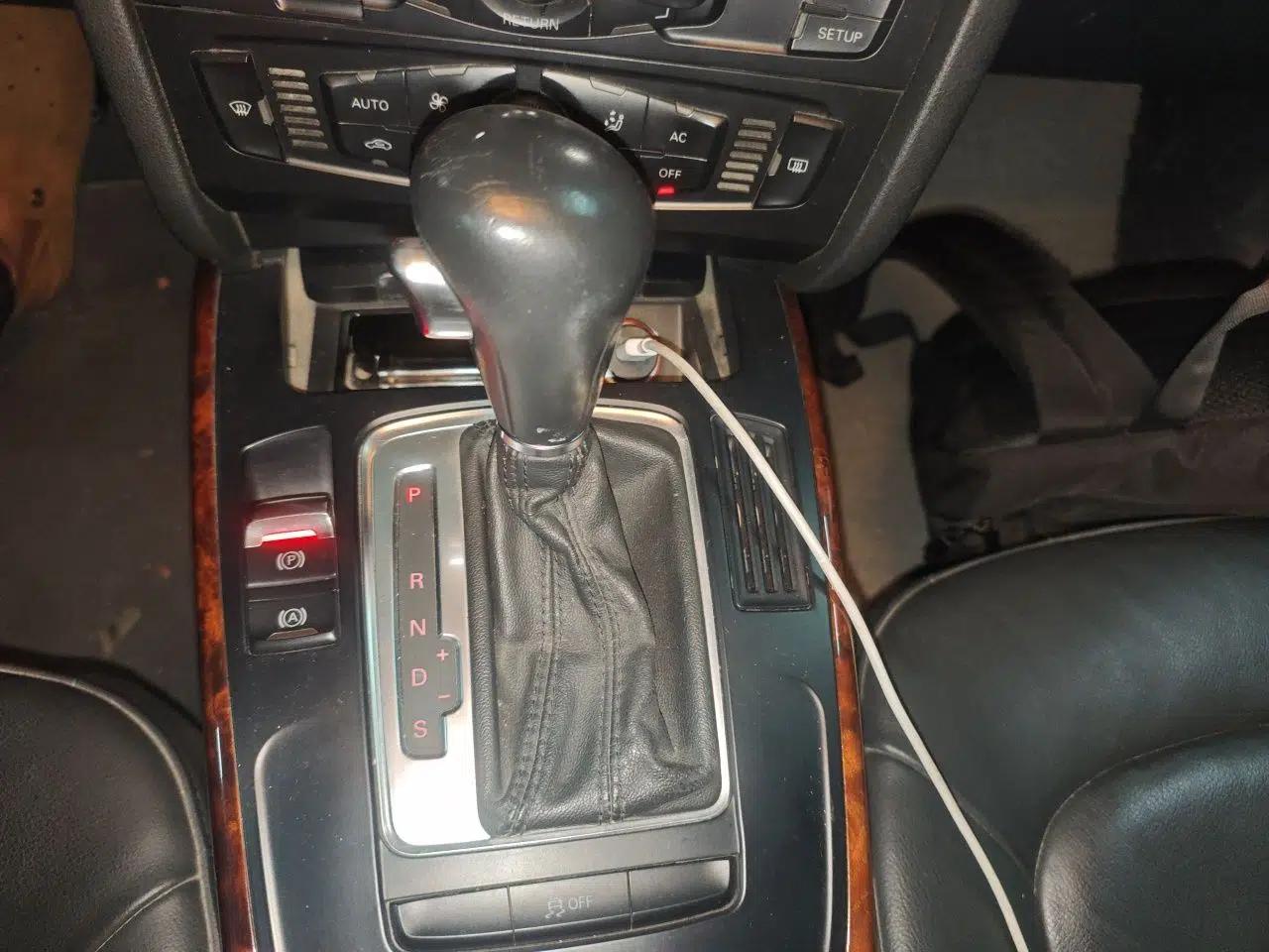 Audi A4L 2011 2.0 TFSI Comfort Model — миниатюра 14