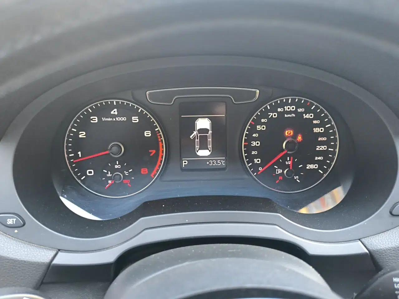 Audi Q3 2018 30th Anniversary Edition 30 TFSI Style Model — миниатюра 11