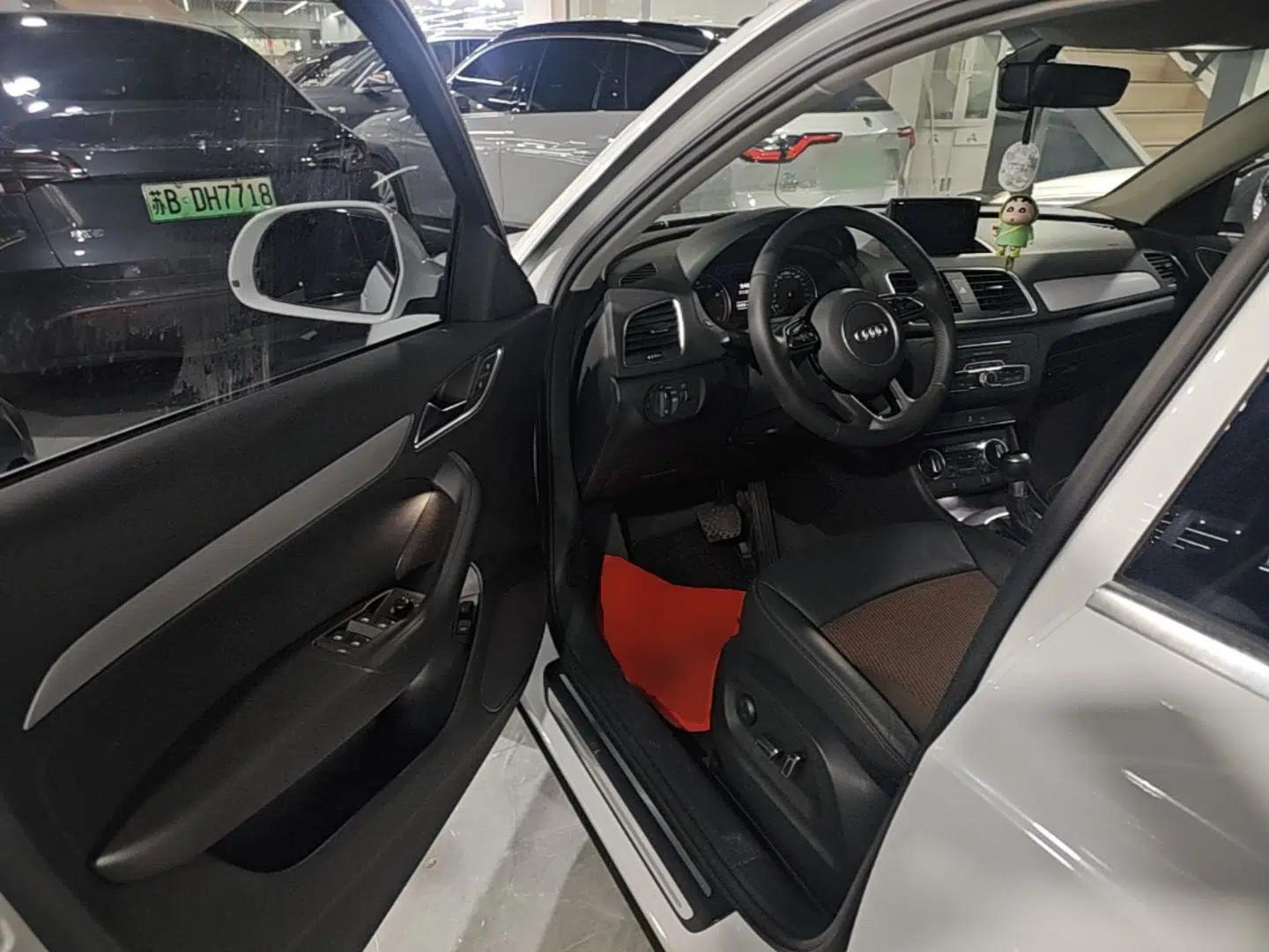 Audi Q3 2018 30th Anniversary Edition 30 TFSI Fashion Model — миниатюра 18