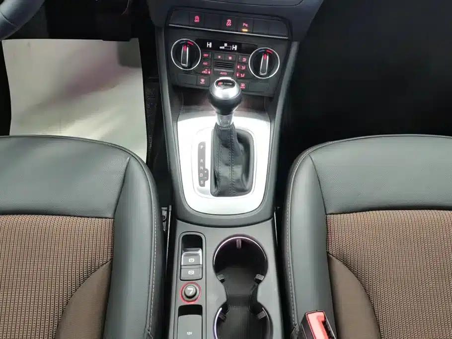 Audi Q3 2018 30th Anniversary Edition 30 TFSI Fashion Model — миниатюра 16
