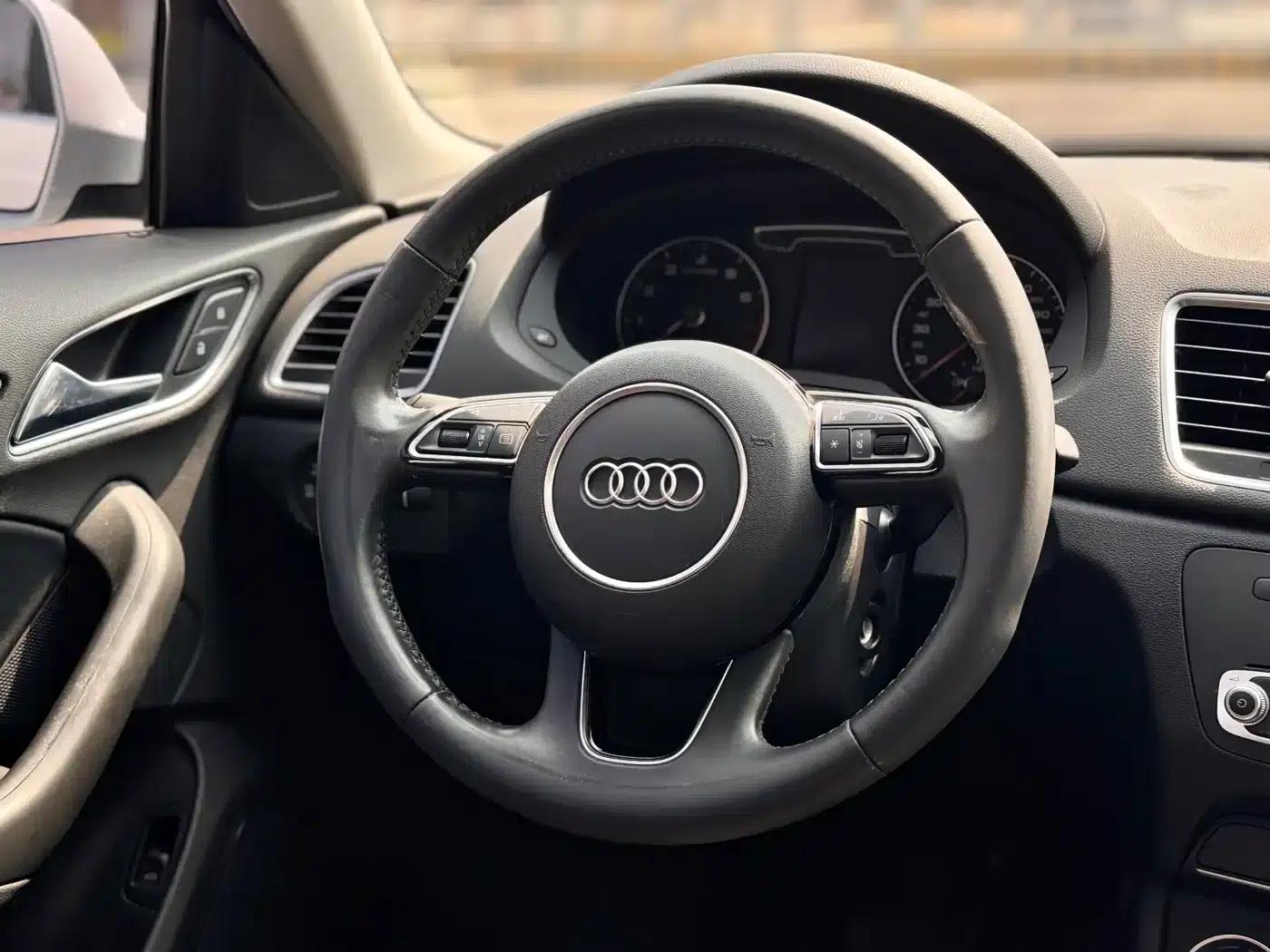 Audi Q3 2018 30th Anniversary Edition 35 TFSI Fashion Model — миниатюра 15