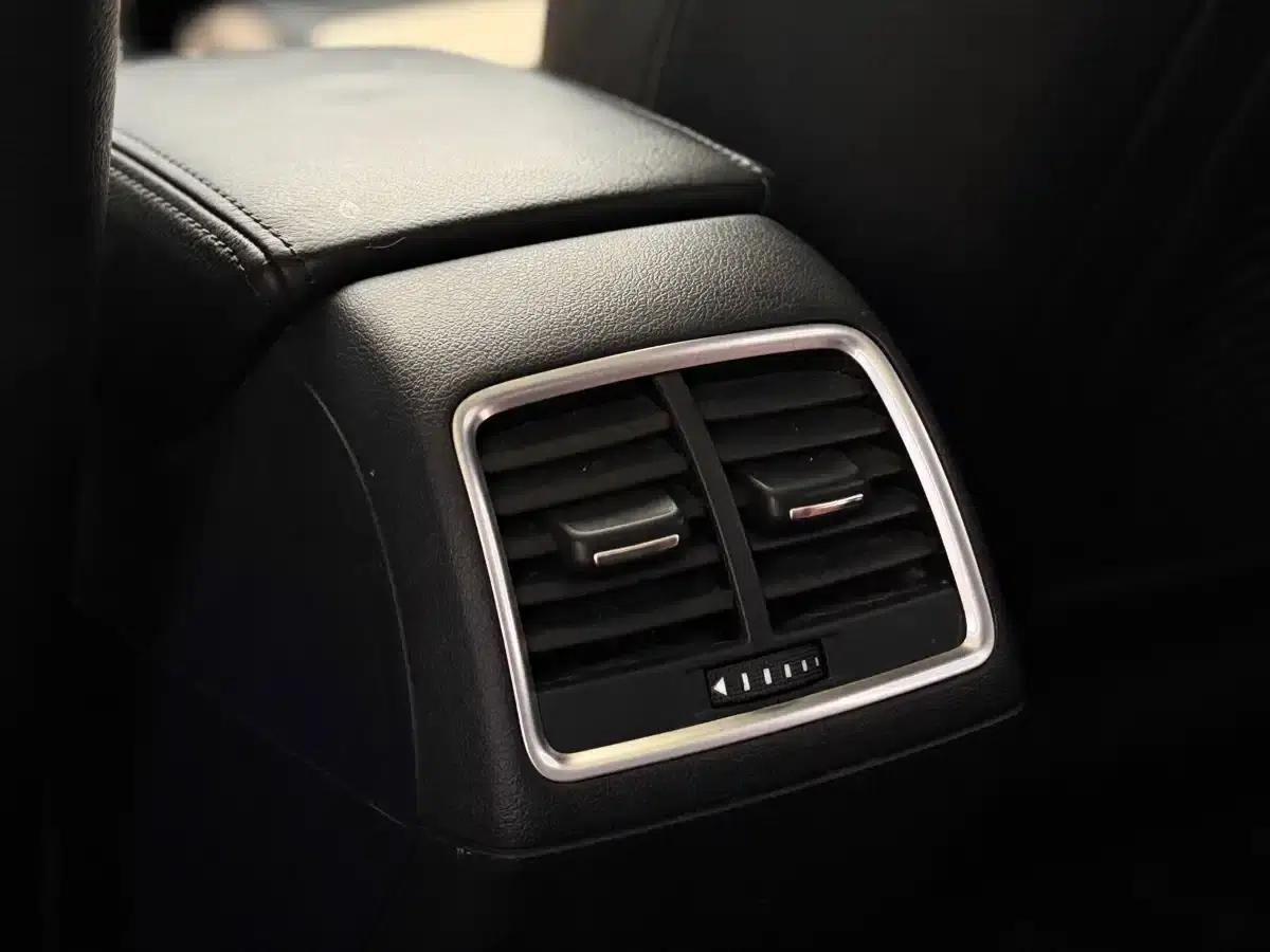 Audi Q3 2018 30th Anniversary Edition 35 TFSI Fashion Model — миниатюра 18