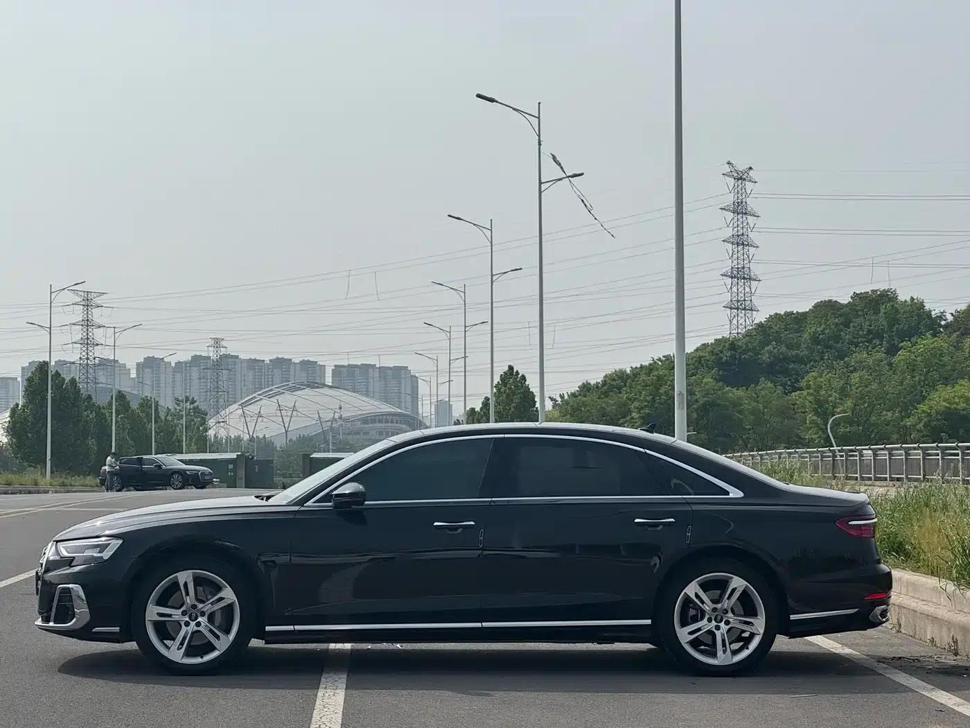 2023 Audi A8 A8L 50 TFSI quattro Premium Edition — миниатюра 4