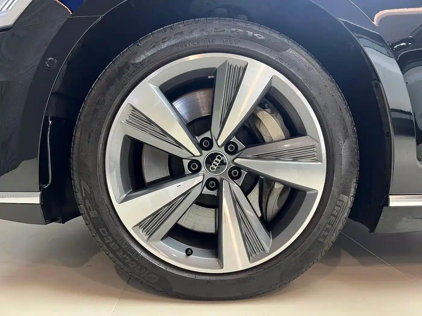 Audi A8 PHEV 2022 A8L 60 TFSIe quattro Collector's Edition — миниатюра 24