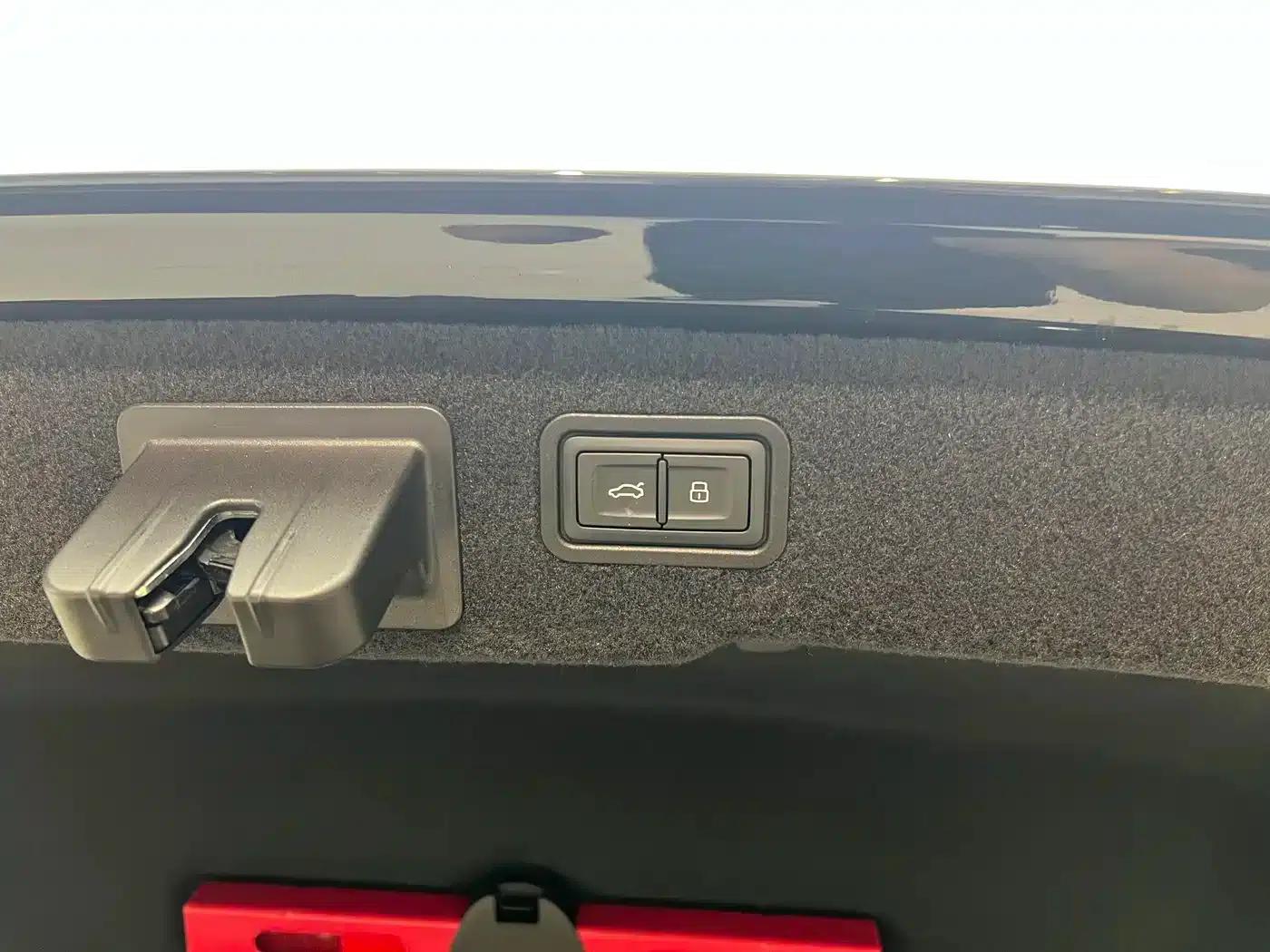 Audi A8 PHEV 2022 A8L 60 TFSIe quattro Collector's Edition — миниатюра 6