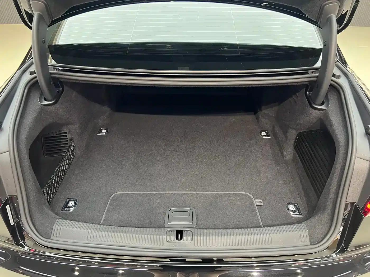 Audi A8 PHEV 2022 A8L 60 TFSIe quattro Collector's Edition — миниатюра 8