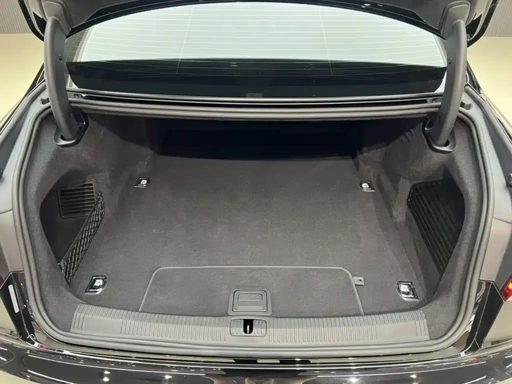 Audi A8 PHEV 2022 A8L 60 TFSIe quattro Collector's Edition — миниатюра 2
