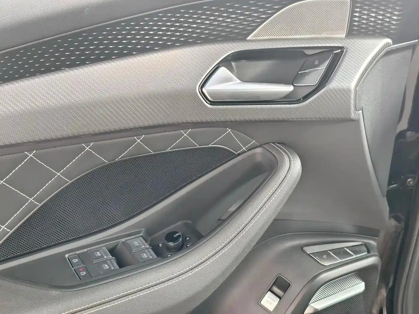 Audi Q6 2024 45 TFSI quattro Black Edition 6-seater — миниатюра 13