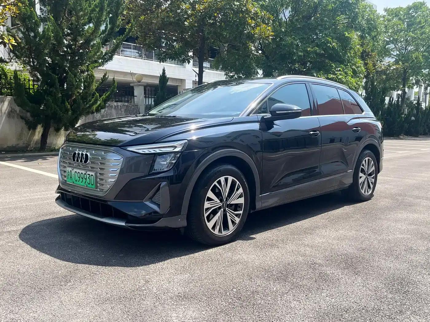 Audi Q5 e-tron 2023 Model 40 e-tron Star Edition - Fashion Set — миниатюра 1