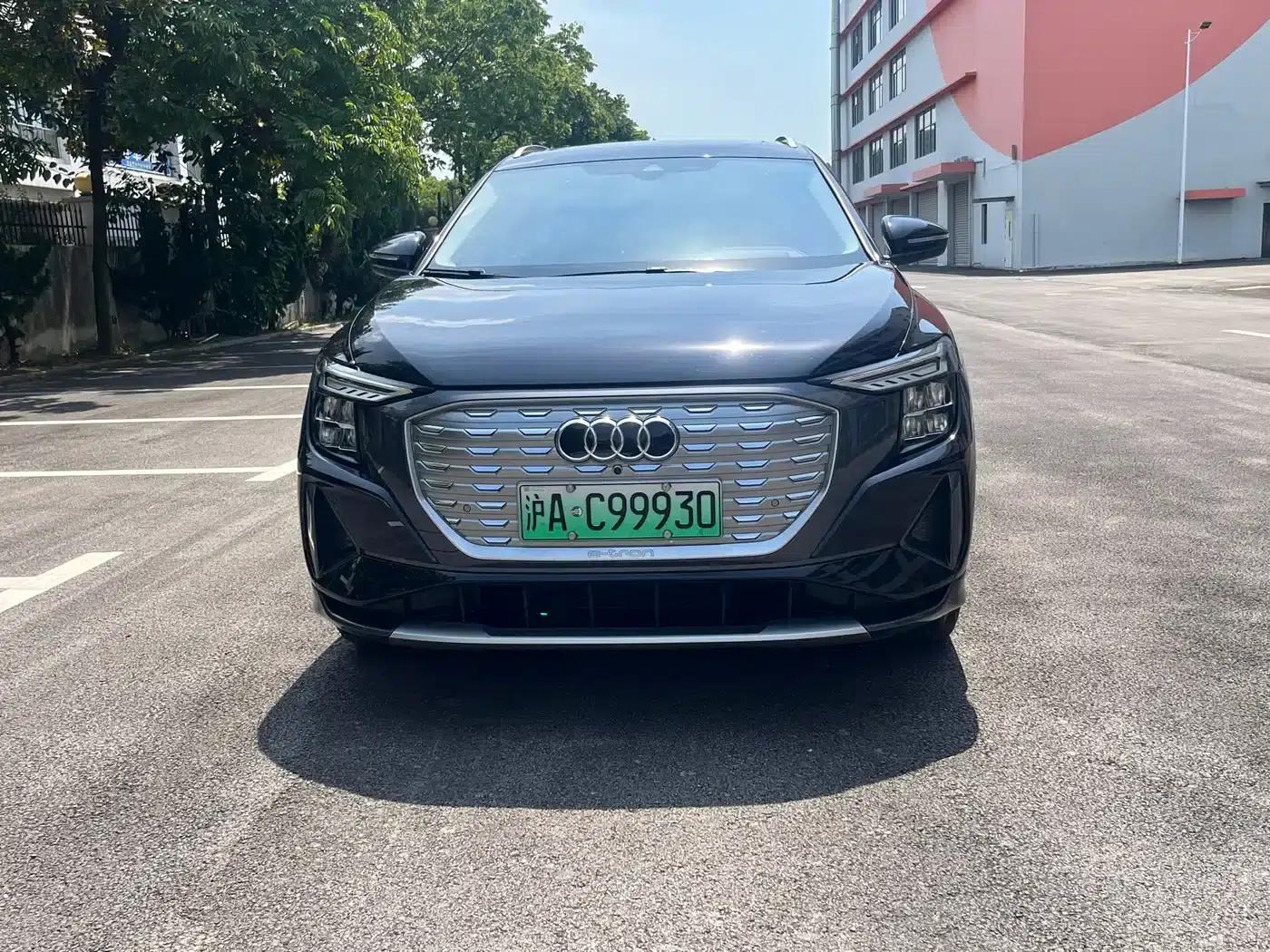 Audi Q5 e-tron 2023 Model 40 e-tron Star Edition - Fashion Set — миниатюра 2