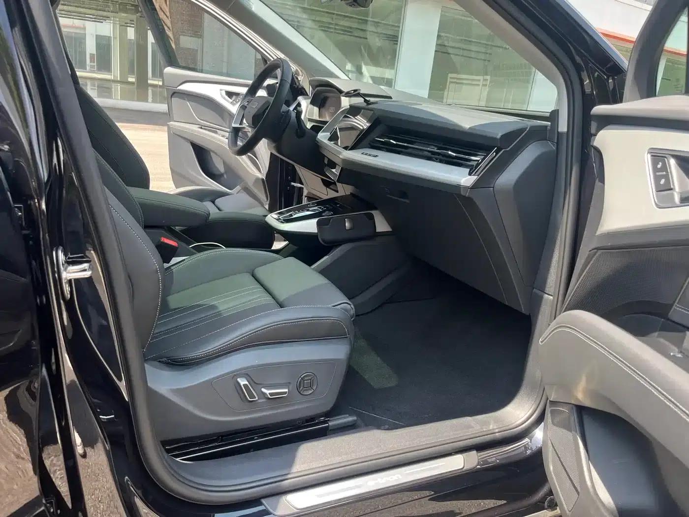 Audi Q5 e-tron 2023 Model 40 e-tron Star Edition - Fashion Set — миниатюра 6