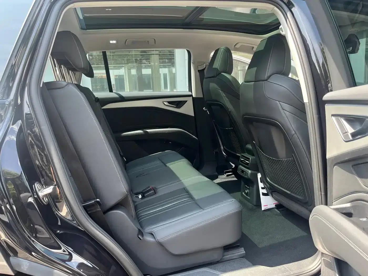 Audi Q5 e-tron 2023 Model 40 e-tron Star Edition - Fashion Set — миниатюра 9