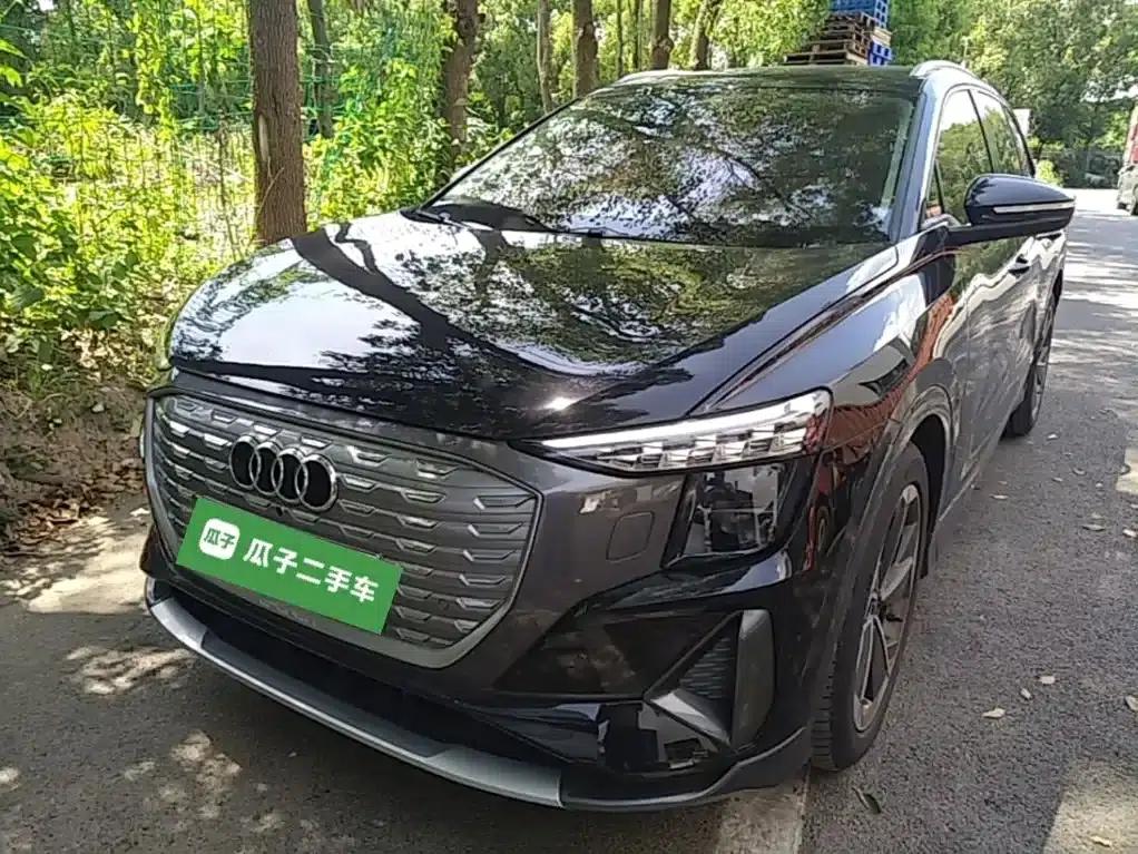 Audi Q5 e-tron 2023 Model 40 e-tron Star Edition - Fashion Set — миниатюра 2