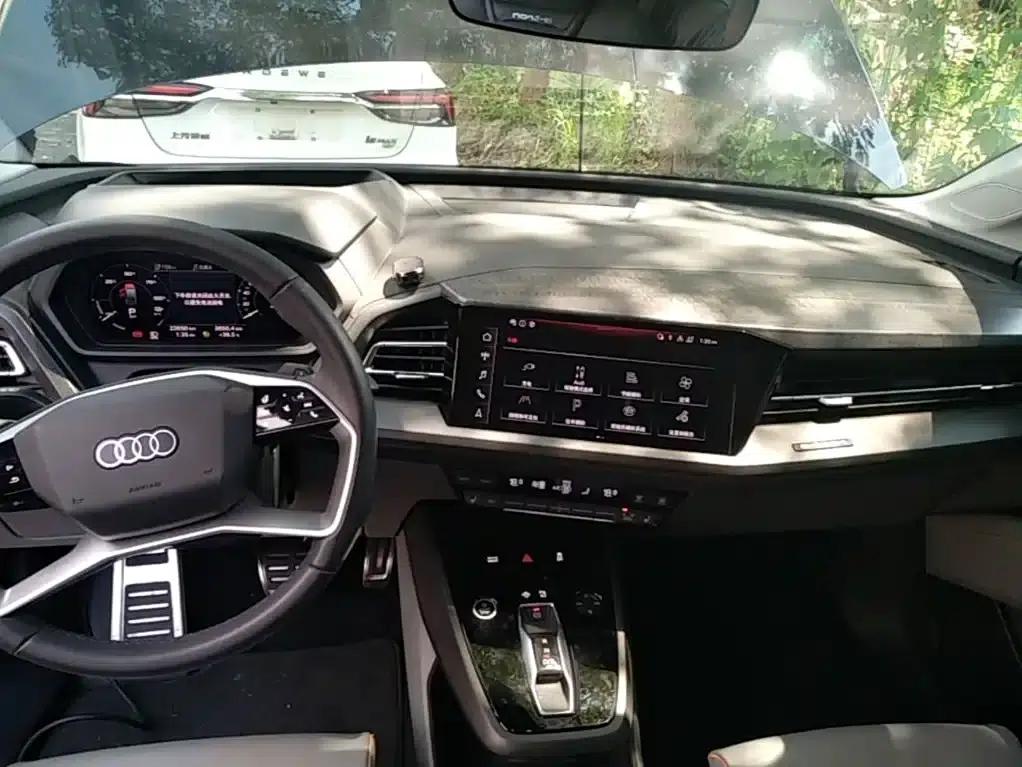 Audi Q5 e-tron 2023 Model 40 e-tron Star Edition - Fashion Set — миниатюра 13