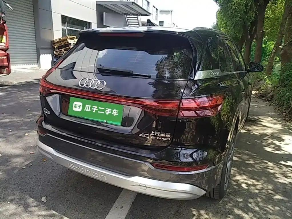 Audi Q5 e-tron 2023 Model 40 e-tron Star Edition - Fashion Set — миниатюра 7