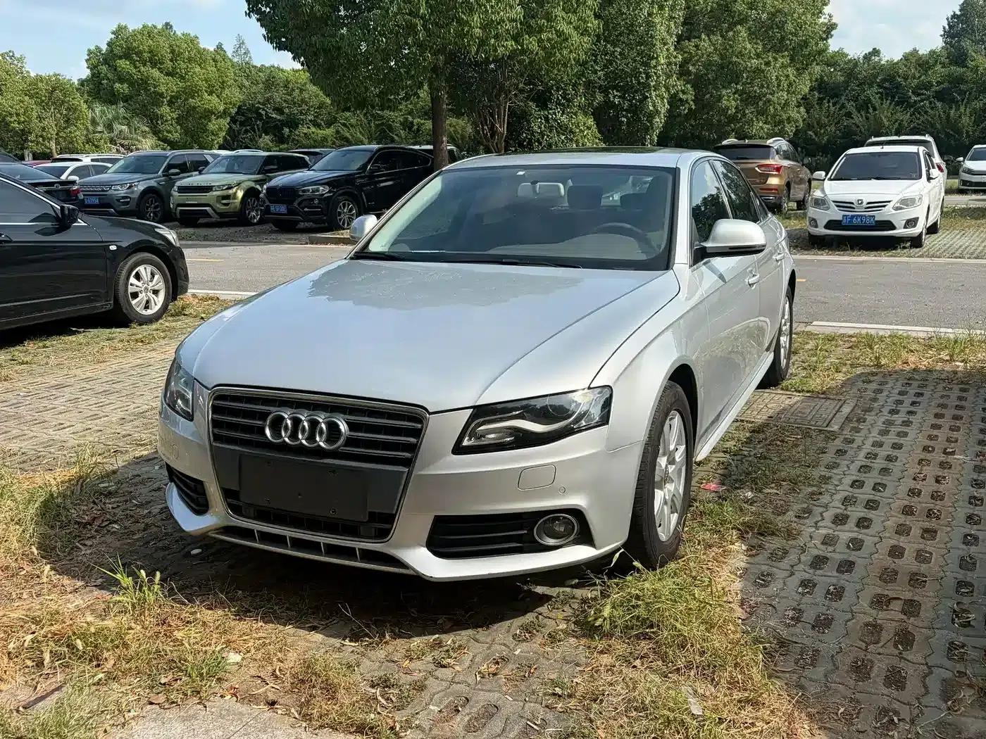 Audi A4L 2012 2.0 TFSI Automatic Standard Edition — миниатюра 1