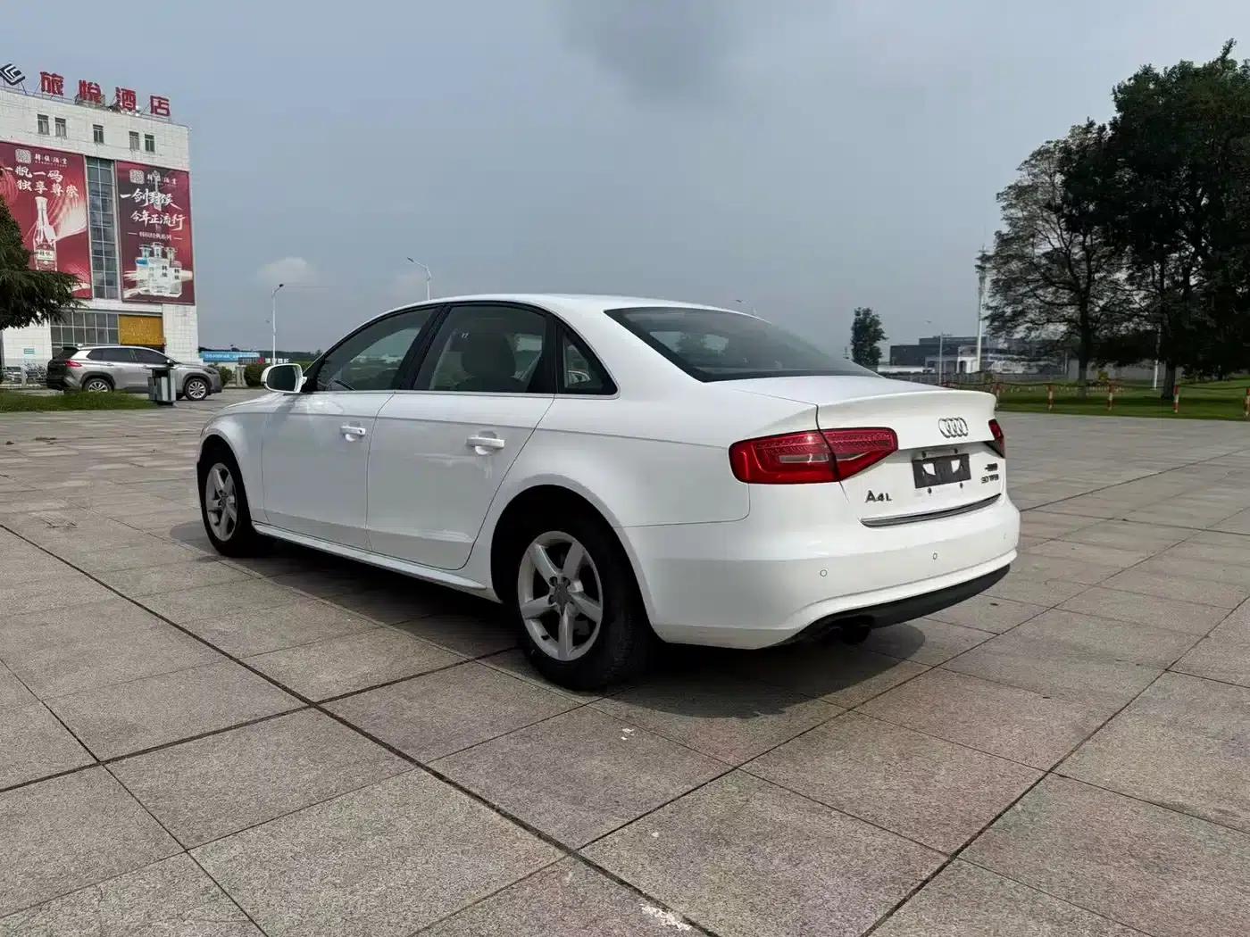 Audi A4L 2015 30 TFSI Automatic Comfort — миниатюра 2
