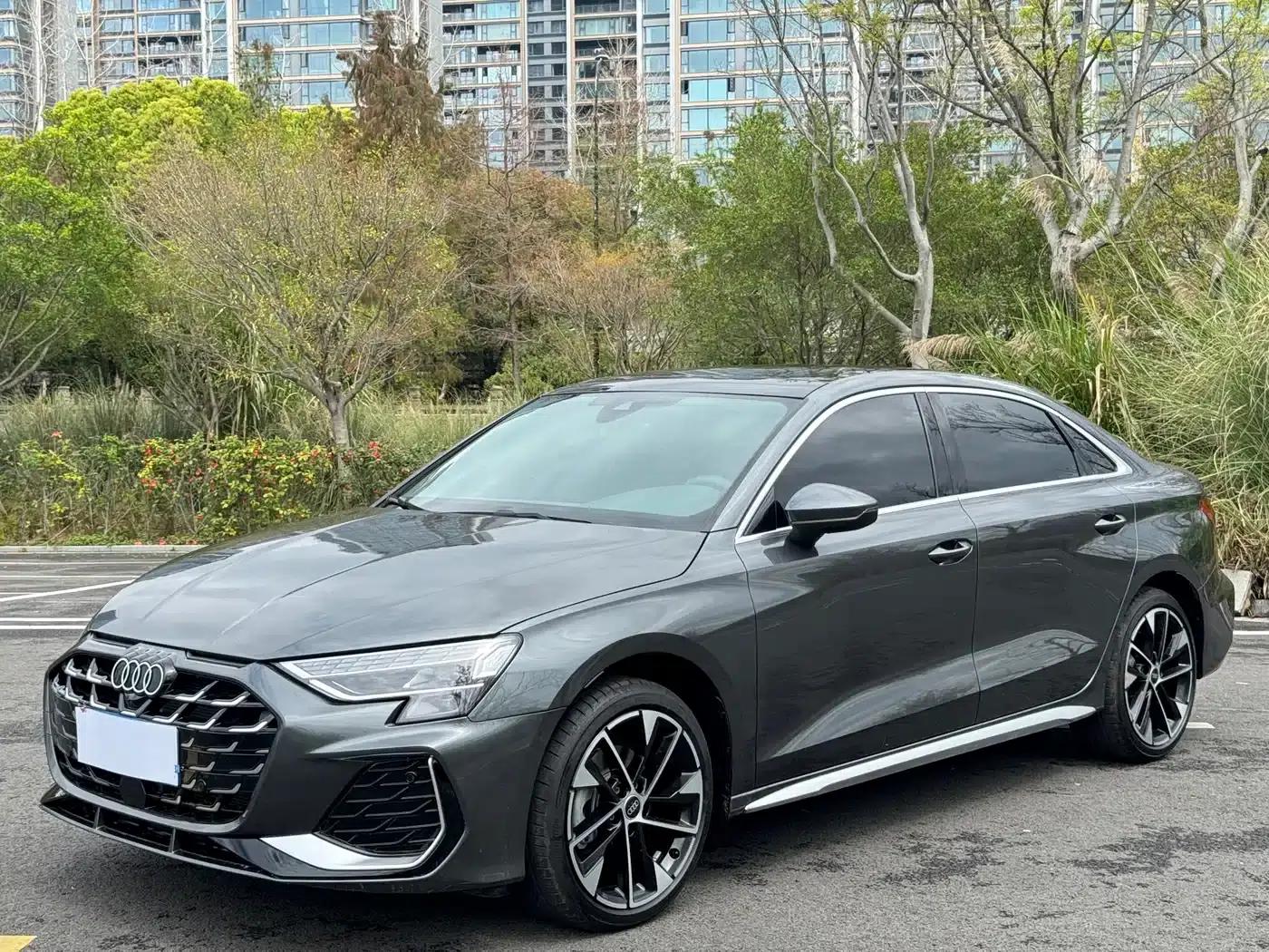 Audi A3 2025 A3L Limousine 35TFSI Flying Spur Luxury Edition + Luxury Package — миниатюра 1
