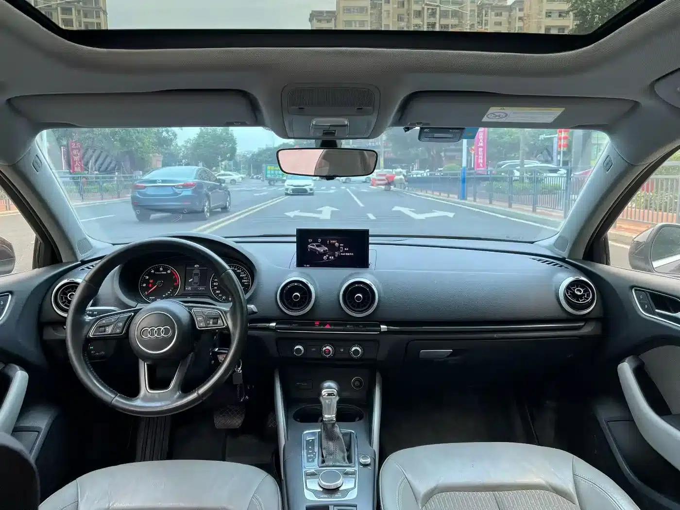 Audi A3 2018 30th Anniversary Edition Limousine 35 TFSI Fashion Model — миниатюра 5