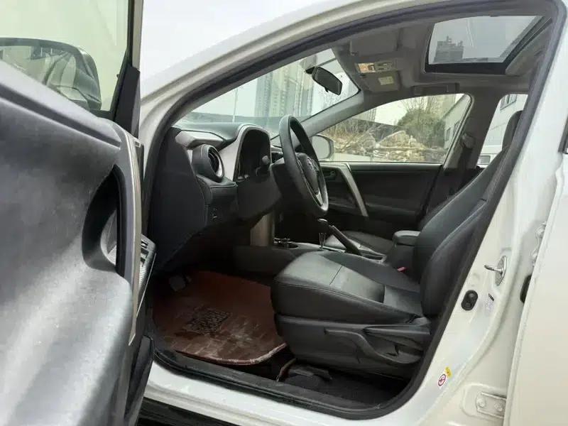 2015 RAV4 2.0L CVT 2WD Fashion Edition — миниатюра 8