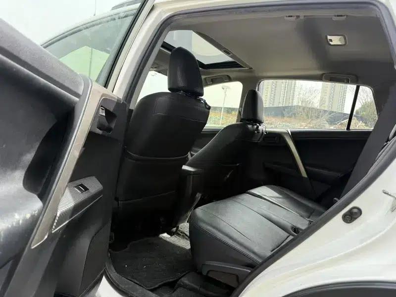 2015 RAV4 2.0L CVT 2WD Fashion Edition — миниатюра 9